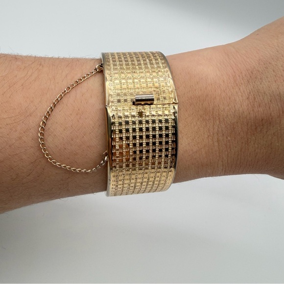 Vintage Gold Tone Wide Cuff Bracelet Textured Hinged Bangle Safety Chain - Picture 13 of 15